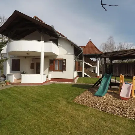 Δωμάτια σε οικογενειακή κατοικία Napsuetoette Kehida *